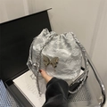 Sac seau argenté métallisé avec ornement papillon miroir et bandoulière en chaîne - Sans Pendentif / Argent