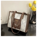 Retro-Einkaufstasche mit grauem Karomuster, brauner Ledertasche und goldener Blumenkette - Braun