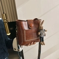 Braune Bucket Bag im Vintage-Stil mit Ethno-Gurt und süßem Hasen-Anhänger - Mit Kaninchen-Anhänger / Braun