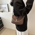 Minimalistische dunkelbraune Bucket Bag mit goldener Kette und Hakenverschluss - Braun