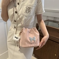 Sac seau rose à cordon avec papillon en métal bleu et breloque monstre en peluche - Avec Pendentif Elfe Blanc / Rose