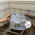 Sac seau bleu clair avec boucle papillon dorée et pendentif en peluche blanc - Avec Pendentif Elfe Blanc / Bleu