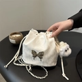 Sac seau blanc texturé avec cordon, papillon argenté et petit pendentif en peluche - Avec Pendentif Elfe Blanc / Blanc