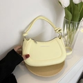 Hellgelbe Halbmond-Schultertasche mit Knotengriff und modischem Textaufdruck - Gelb