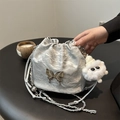 Sac seau argenté avec cordon de serrage, logo papillon et breloque monstre en peluche - Avec Pendentif Elfe Blanc / Argent