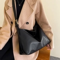 Grande borsa Hobo nera con ampia tracolla regolabile e fibbia dorata lucida - Nero