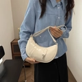 Weiße glänzende Schultertasche in Halbmondform mit Kunstlederstruktur für Damen - Gebrochenes Weiß