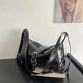 Bolso de hombro de cuero negro brillante con hebillas y detalles metálicos plateados - Negro