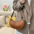 Braune Vintage-Hobo-Tasche im Baguette-Stil mit verstellbarem Lederriemen am Model - Braun