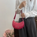 Trendige baguette-tasche in pink mit silbernen details als retro-schultertasche - Rosarot