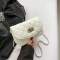 Elegante weiße Stepptasche mit Strass-Drehverschluss und silberner Kettenriemen - Weiß