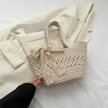 Borsa a mano beige in corda intrecciata con fiocco in pizzo e trama a onde in stile minimal - Bianco