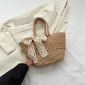Borsa tote in paglia kaki con fiocco in pizzo crema e trama a onde intrecciata - Cachi