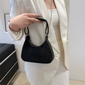 Schicke schwarze Strass-Halbmondtasche mit Metallkettenriemen für Damenmode - Silber