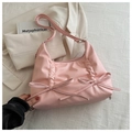 Détail du sac hobo plissé rose avec doubles nœuds sur un fond ivoire élégant - Rose