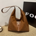 Sac hobo en cuir mat marron foncé de grande capacité sur un tapis tressé chic - Marron