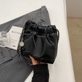 Elegante borsa a secchiello plissettata nera con fiocchi e tracolla a catena argento - Nero