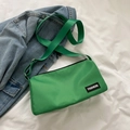 Leuchtend grüne Nylon-Umhängetasche mit schwarzem FASHION-Patch und breitem Gurt - Grün