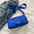 Hellblaue Nylon-Umhängetasche mit verstellbarem Riemen und modischem Fashion-Aufnäher - Blau