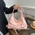 Roze draagtas met geplooide strikjes en een stijlvolle zilveren metalen ketting - Roze