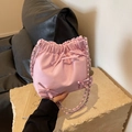 Borsa a secchiello rosa con coulisse, fiocchi e tracolla a catena per donna - Rosa