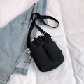 Bolso bandolera negro de nailon para parejas con detalle de cuerda trenzada y hebilla blanca - Negro