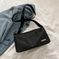 Lässige schwarze Oxford-Stoff Umhängetasche mit breitem Gurt und Fashion-Label - Schwarz