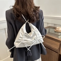 Witte minimalistische onderarm draagtas met zijstrik detail en geplooid ontwerp - Wit