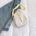 Bolso bandolera minimalista de nailon beige con cremalleras de cuerda amarilla y correa ancha - Blanco