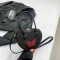 Schwarze herzförmige Umhängetasche mit rosa Schmetterlingsdruck und Griffen - Schwarz