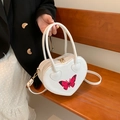 Weiße herzförmige Handtasche mit pinkem Schmetterlingsdruck und goldenen Details - Weiß