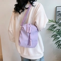 Borsa a tracolla minimalista in nylon viola chiaro con dettaglio cerniera intrecciata - Viola
