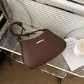 Sac sous le bras marron foncé minimaliste avec boucle dorée et bandoulière nouée - Marron