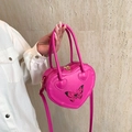 Y2K Herz-Handtasche in Rosarot mit schwarzem Schmetterlingsdruck und verstellbarem Riemen - Rosarot