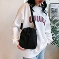 Borsa a tracolla minimalista in nylon nero con fibbie bianche e tirante intrecciato - Nero