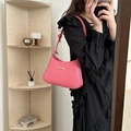 Sac à bandoulière rose minimaliste avec boucle dorée et bandoulière nouée - Rose