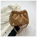 Camel geplooide cloud bag met litchi textuur en gouden ketting met bal-detail - Khaki