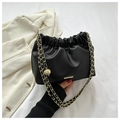 Zwarte geplooide leren crossbody tas met gouden ketting en bolvormige hanger - Zwart