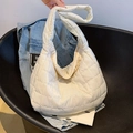 Elegante borsa hobo trapuntata bianco latte con trama a sbuffo e ampia tracolla morbida - Bianco Sporco