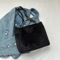 Borsa tote nera in velluto con trama a rombi trapuntata e sottili spalline in pelle - Nero