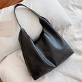 Minimalistische große schwarze Tragetasche aus mattem Leder mit weichem breitem Trageriemen - Schwarz