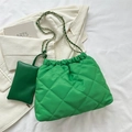 Groene gewatteerde shopper met kettingriem en bijpassend zakje tegen chique witte achtergrond - Groen