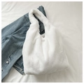 Detailopname van witte faux fur hobo tas textuur op een blauwe spijkerjas achtergrond - Zonder Hanger / Wit
