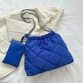 Koningsblauwe gewatteerde nylon schoudertas met kettingriem en bijpassende mini-portemonnee - Blauw