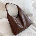 Minimalistische dunkelbraune Hobo-Tasche mit Lychee-Struktur und breitem Gurt - Braun