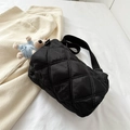 Bolso bandolera de nailon acolchado negro con costuras de diamante y colgante de oso - Negro (Sin Colgante)