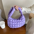 Gesteppte Hobo-Tasche aus lavendelfarbenem Nylon mit Puffy-Bubble-Struktur und Reißverschluss - Lila