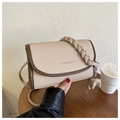 Detail van beige en bruine crossbodytas met litchi-textuur en decoratieve kwastjes - Met Olifanthanger / Khaki