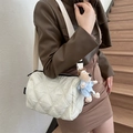 Bolso bandolera de nailon acolchado blanco roto con un lindo llavero de perro de peluche - Blanco (Sin Colgante)