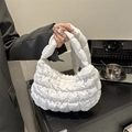 Weiße gesteppte Wolken-Tasche mit Bubble-Textur und passendem weichem gepolstertem Griff - Weiß
